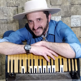 Professor Ivan Cláudio com acordeon